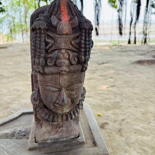 गए थे दाह संस्कार के लिए, ढूंढ निकाला ऐतिहासिक खजाना, चौबेपुर के गौरा उपरवार के गंगा तट पर मिली 9वीं सदी की दुर्लभ एकमुखी शिवलिंग मूर्ति