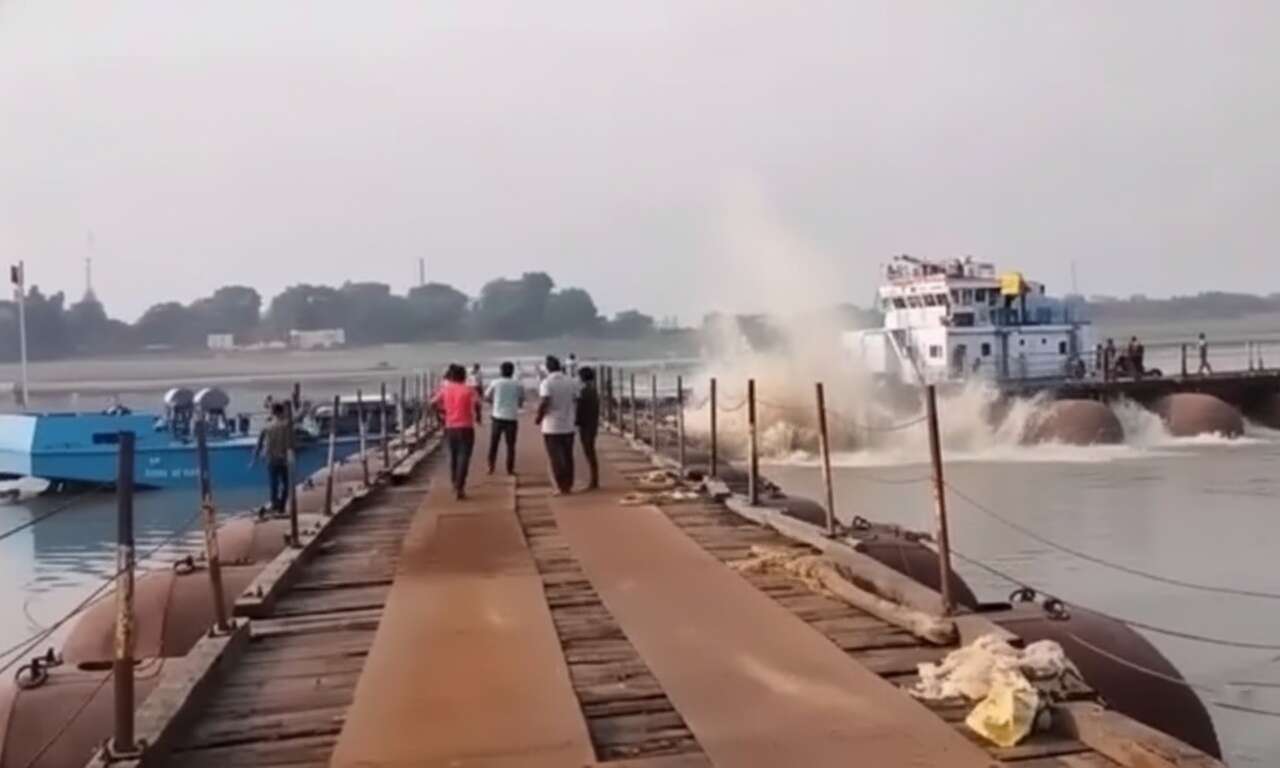 कैथी-टांडा कलां को जोड़ने वाले निर्माणाधीन पांटून पुल से टकराया इन्लैंड वॉटर वेसल, टला बड़ा हादसा
