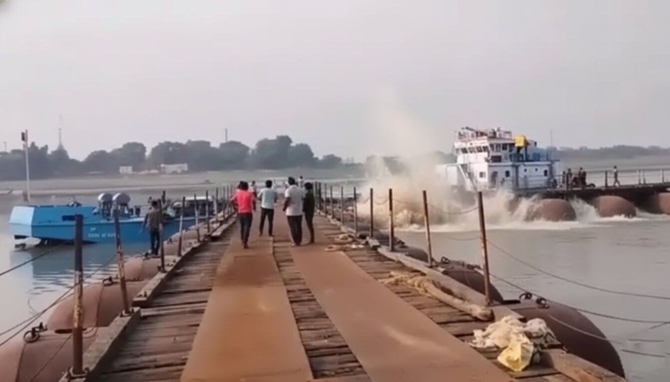 कैथी-टांडा कलां को जोड़ने वाले निर्माणाधीन पांटून पुल से टकराया इन्लैंड वॉटर वेसल, टला बड़ा हादसा कैथी-टांडा कलां को जोड़ने वाले निर्माणाधीन पांटून पुल से टकराया इन्लैंड वॉटर वेसल, टला बड़ा हादसा