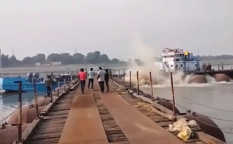 कैथी-टांडा कलां को जोड़ने वाले निर्माणाधीन पांटून पुल से टकराया इन्लैंड वॉटर वेसल, टला बड़ा हादसा कैथी-टांडा कलां को जोड़ने वाले निर्माणाधीन पांटून पुल से टकराया इन्लैंड वॉटर वेसल, टला बड़ा हादसा