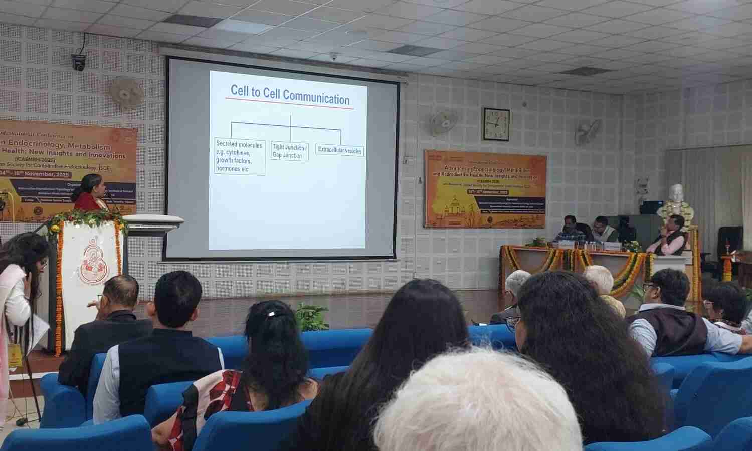 माँ शिशु का अदृश्य संवाद बीएचयू सम्मेलन में एक्सोसोम्स के नन्हे मैसेंजर का कमाल उजागर