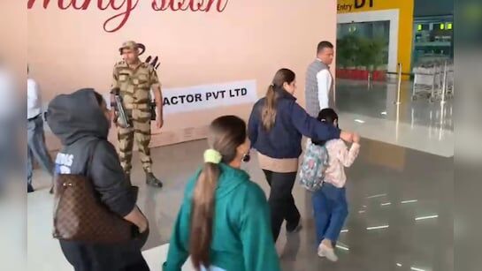 रोहिणी आचार्य के आरोपों के बाद लालू परिवार में बढ़ी दरार तीन और बेटियां भी घर छोड़ते दिखीं रोहिणी आचार्य के आरोपों के बाद लालू परिवार में बढ़ी दरार तीन और बेटियां भी घर छोड़ते दिखीं