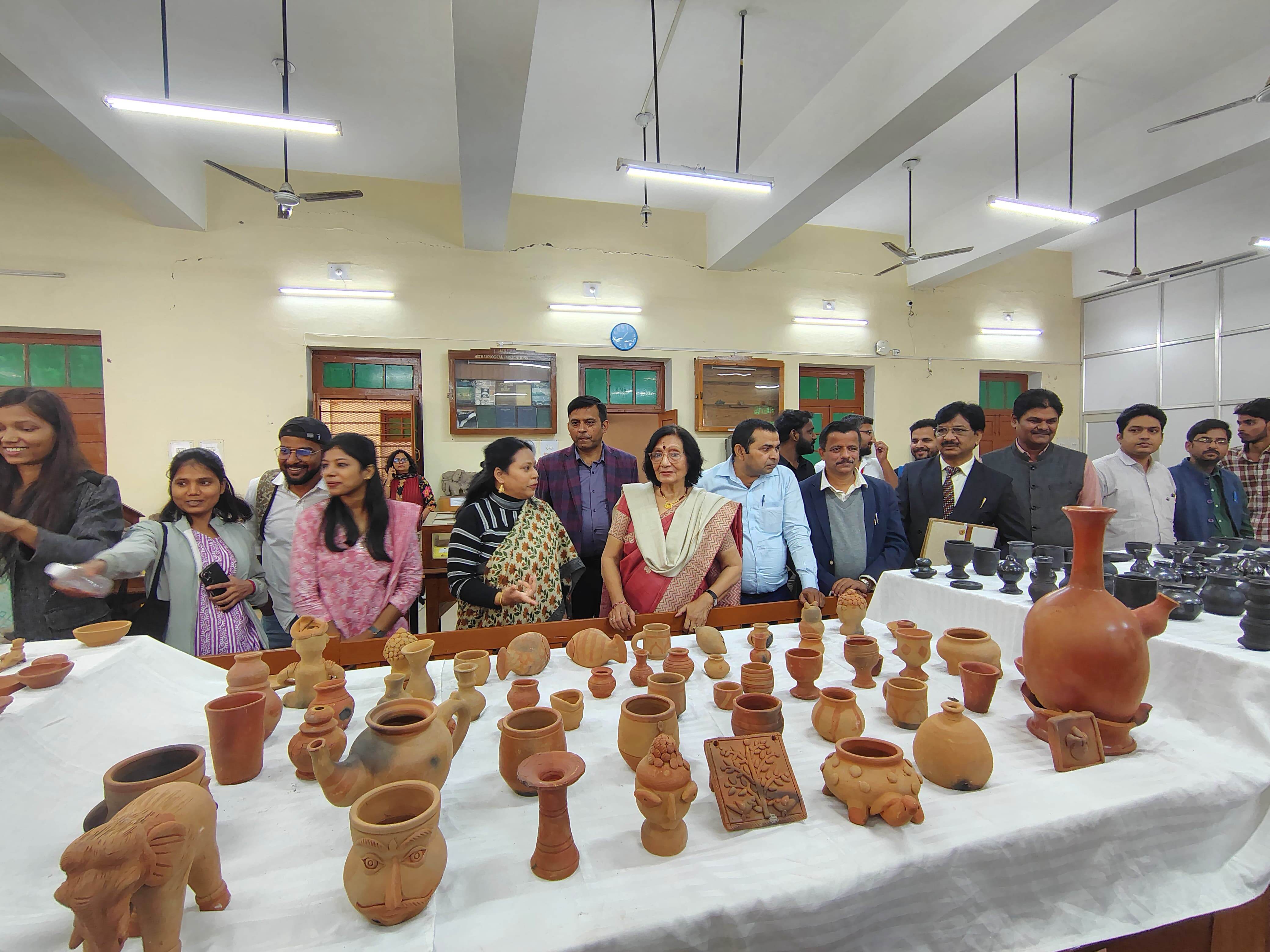 मिट्टी के बर्तनों का महत्त्व हुआ उजागर, प्रो संखवार बोले मृदापात्रों में बना और रखा भोजन स्वास्थ्य के लिए हितकारी मिट्टी के बर्तनों का महत्त्व हुआ उजागर, प्रो संखवार बोले मृदापात्रों में बना और रखा भोजन स्वास्थ्य के लिए हितकारी
