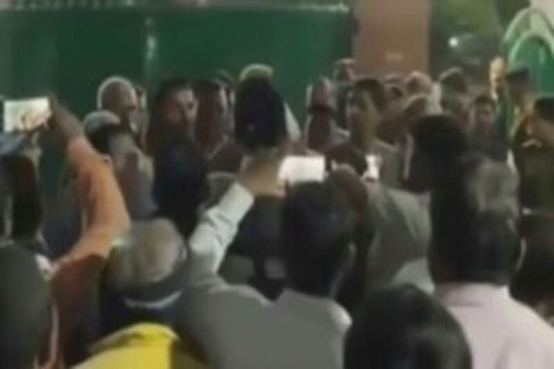 संजय यादव पर आरजेडी में घमासान तेज, राबड़ी आवास के बाहर कार्यकर्ताओं का विरोध प्रदर्शन संजय यादव पर आरजेडी में घमासान तेज, राबड़ी आवास के बाहर कार्यकर्ताओं का विरोध प्रदर्शन