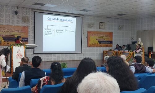 माँ शिशु का अदृश्य संवाद बीएचयू सम्मेलन में एक्सोसोम्स के नन्हे मैसेंजर का कमाल उजागर माँ शिशु का अदृश्य संवाद बीएचयू सम्मेलन में एक्सोसोम्स के नन्हे मैसेंजर का कमाल उजागर