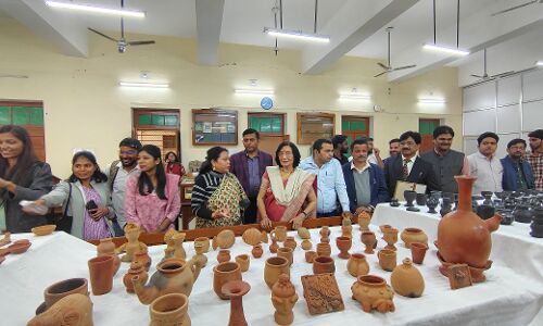 मिट्टी के बर्तनों का महत्त्व हुआ उजागर, प्रो संखवार बोले मृदापात्रों में बना और रखा भोजन स्वास्थ्य के लिए हितकारी मिट्टी के बर्तनों का महत्त्व हुआ उजागर, प्रो संखवार बोले मृदापात्रों में बना और रखा भोजन स्वास्थ्य के लिए हितकारी