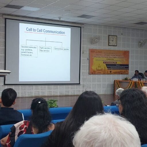 माँ शिशु का अदृश्य संवाद बीएचयू सम्मेलन में एक्सोसोम्स के नन्हे मैसेंजर का कमाल उजागर