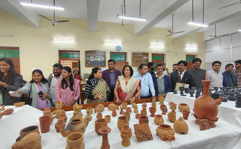 मिट्टी के बर्तनों का महत्त्व हुआ उजागर, प्रो संखवार बोले मृदापात्रों में बना और रखा भोजन स्वास्थ्य के लिए हितकारी
