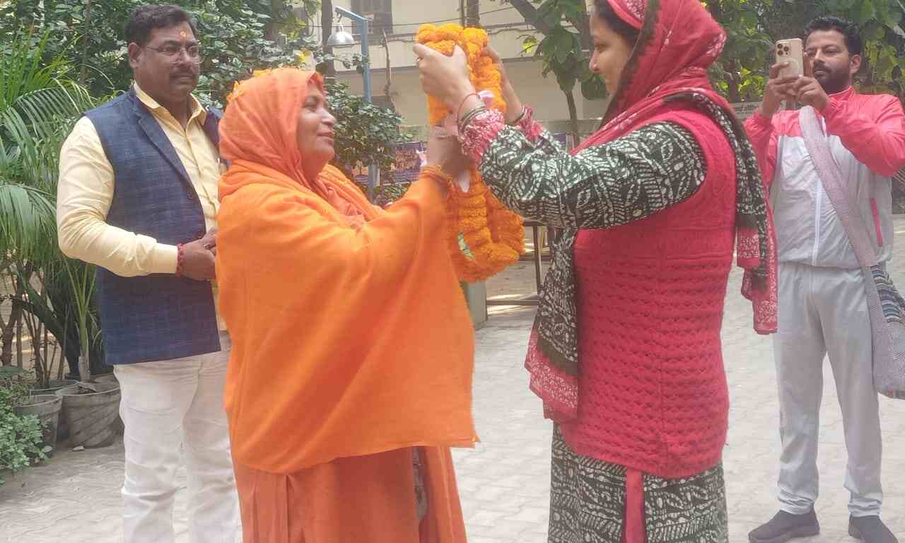 Varanasi: साध्वी सुमन पुरी की 2000 किमी पदयात्रा का कैथी में भव्य स्वागत