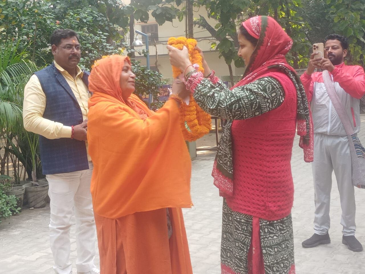 Varanasi: साध्वी सुमन पुरी की 2000 किमी पदयात्रा का कैथी में भव्य स्वागत