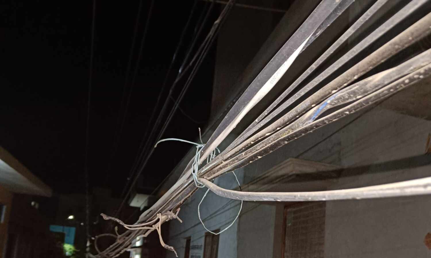 देशभर के शहरों के लिए सबक: मुंबई HC ने लो-हैंगिंग केबल्स से मंडरा रहे खतरे के लिए ऑपरेटरों को ठहराया जिम्मेदार