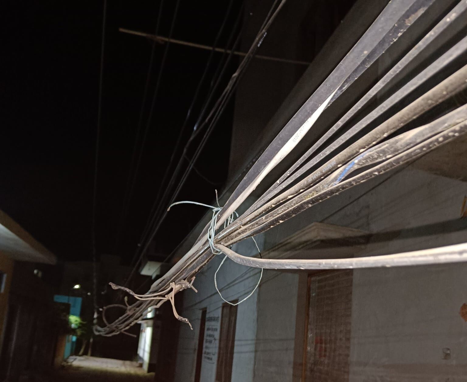 देशभर के शहरों के लिए सबक: मुंबई HC ने लो-हैंगिंग केबल्स से मंडरा रहे खतरे के लिए ऑपरेटरों को ठहराया जिम्मेदार