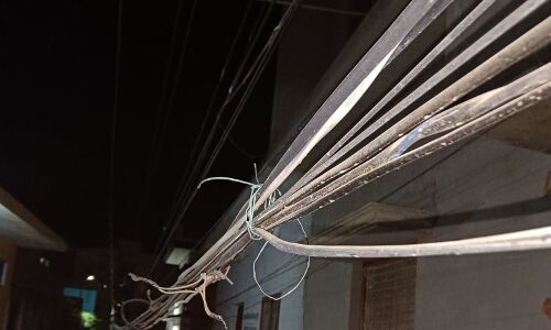 देशभर के शहरों के लिए सबक: मुंबई HC ने लो-हैंगिंग केबल्स से मंडरा रहे खतरे के लिए ऑपरेटरों को ठहराया जिम्मेदार