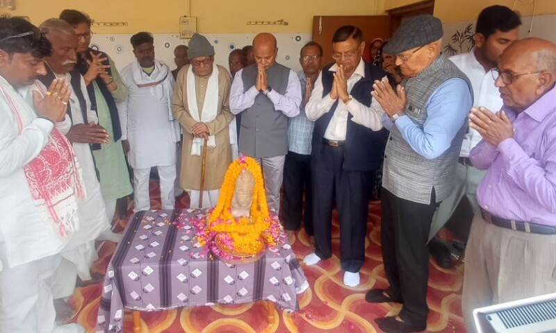 Prof Vasant Shinde with Chaubepur residents during transfer of ancient Shivling to NHMHC