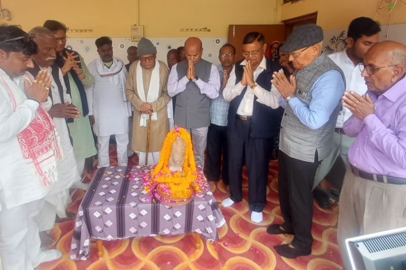 Prof Vasant Shinde with Chaubepur residents during transfer of ancient Shivling to NHMHC Prof Vasant Shinde with Chaubepur residents during transfer of ancient Shivling to NHMHC