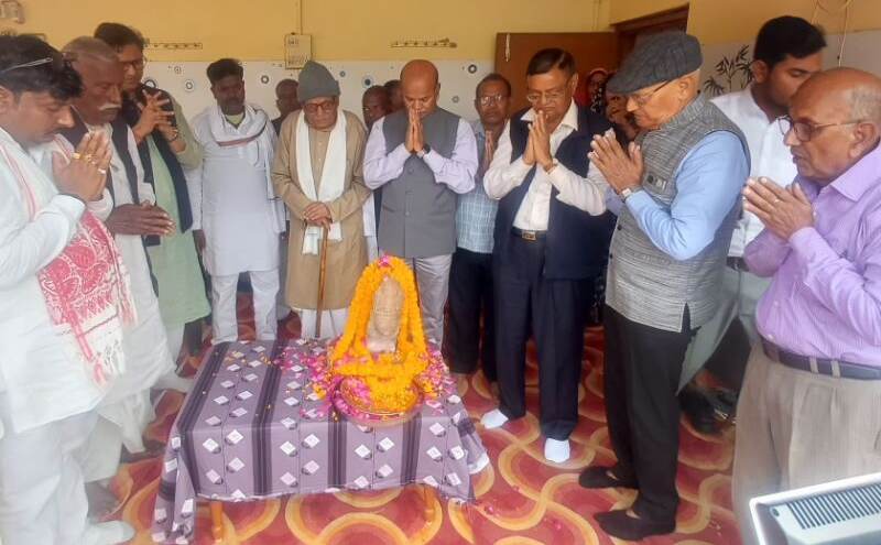 Prof Vasant Shinde with Chaubepur residents during transfer of ancient Shivling to NHMHC