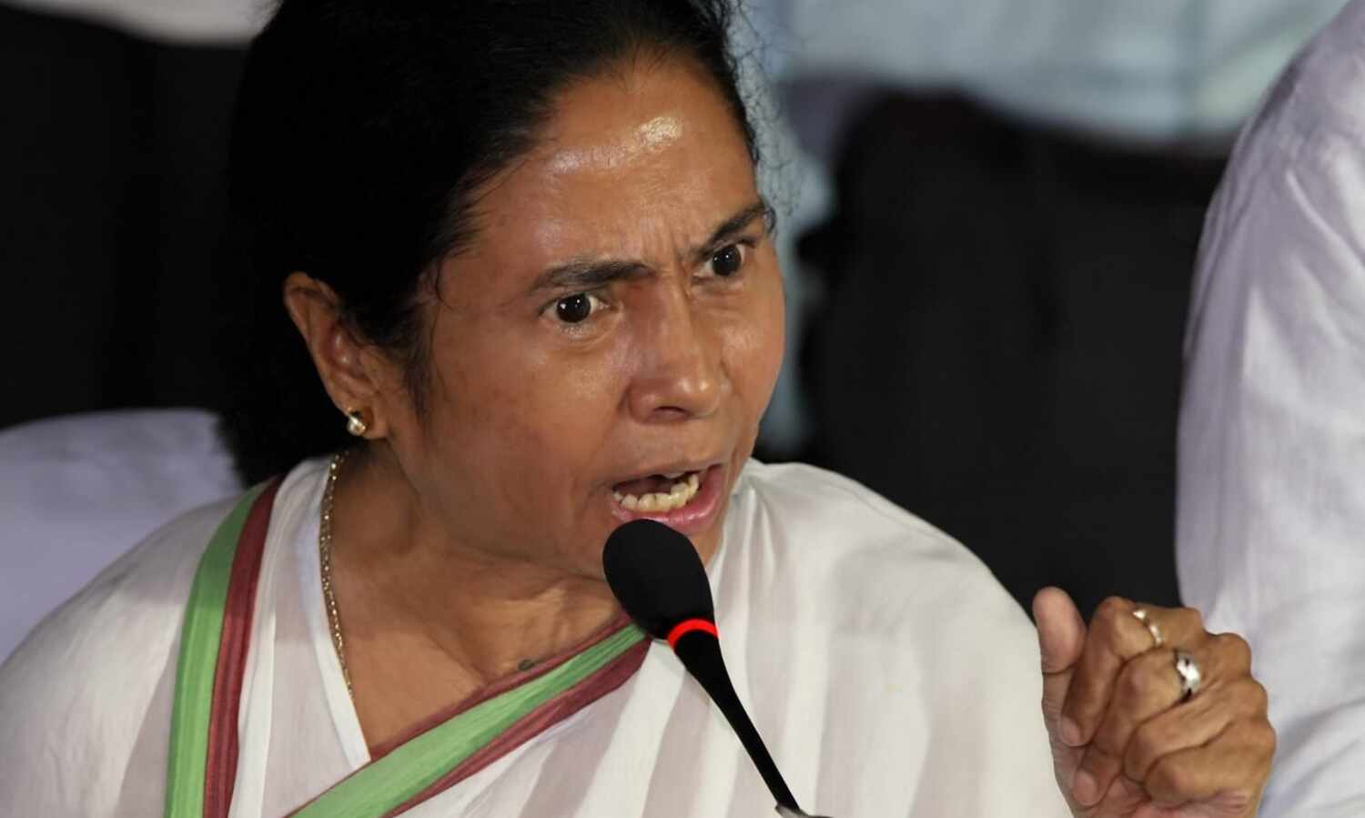 चुनाव आयोग ने बताया 13.92 लाख फॉर्म अनकलेक्टेबल, ममता बोलीं बीजेपी की नींव हिला दूंगी