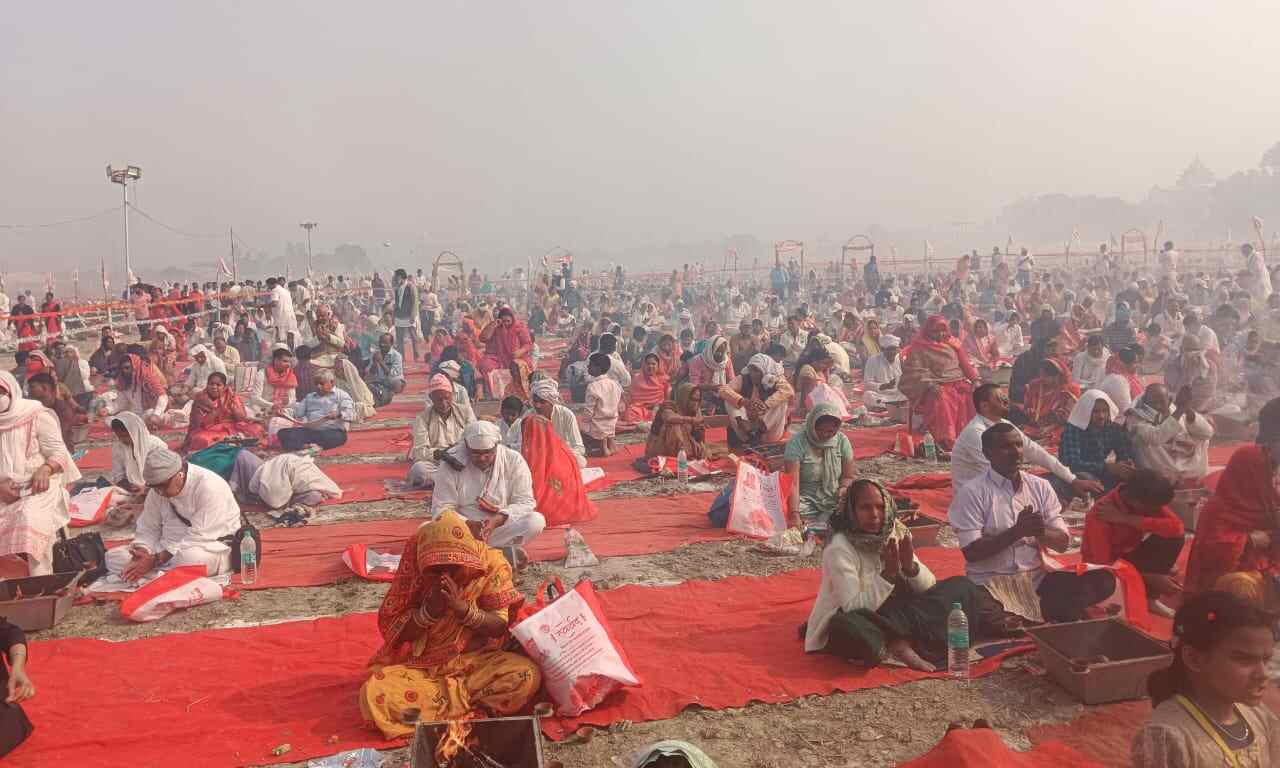 Vihangam Yog 102वां वार्षिकोत्सव स्वर्वेद धाम में सामूहिक वैदिक महायज्ञ का दृश्य