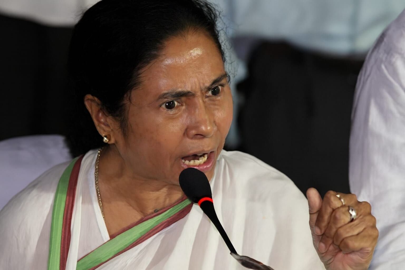 चुनाव आयोग ने बताया 13.92 लाख फॉर्म अनकलेक्टेबल, ममता बोलीं बीजेपी की नींव हिला दूंगी