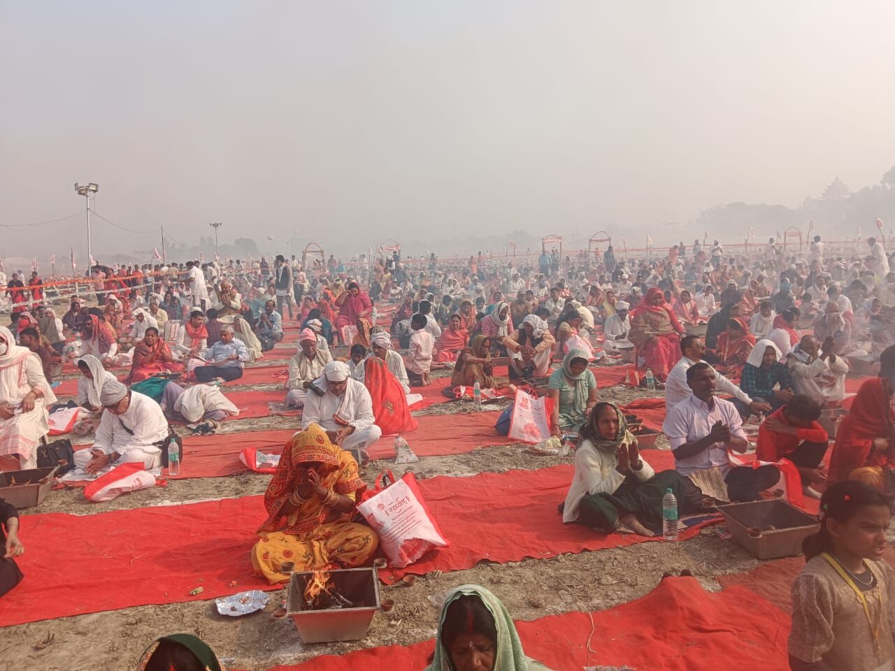 Vihangam Yog 102वां वार्षिकोत्सव स्वर्वेद धाम में सामूहिक वैदिक महायज्ञ का दृश्य Vihangam Yog 102वां वार्षिकोत्सव स्वर्वेद धाम में सामूहिक वैदिक महायज्ञ का दृश्य