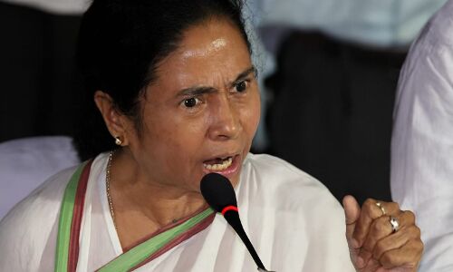 चुनाव आयोग ने बताया 13.92 लाख फॉर्म अनकलेक्टेबल, ममता बोलीं बीजेपी की नींव हिला दूंगी