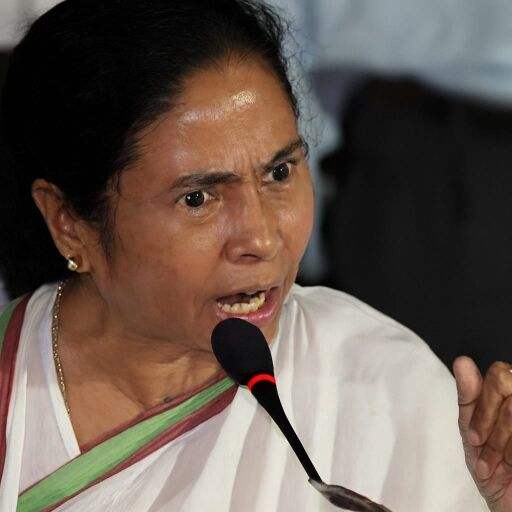 चुनाव आयोग ने बताया 13.92 लाख फॉर्म अनकलेक्टेबल, ममता बोलीं बीजेपी की नींव हिला दूंगी