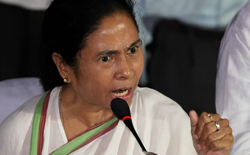 चुनाव आयोग ने बताया 13.92 लाख फॉर्म अनकलेक्टेबल, ममता बोलीं बीजेपी की नींव हिला दूंगी