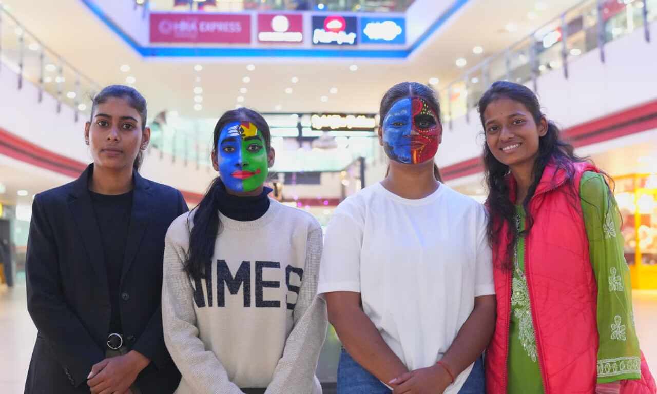 वाराणसी में फेस पेंटिंग ने पेश किया सांस्कृतिक एकता का अनोखा चेहरा