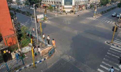 दर्दनाक: फोन नहीं आया तो बेटे को ढूंढने निकले मां-बाप, खोज बनी एक के लिए अंतिम सफर दर्दनाक: फोन नहीं आया तो बेटे को ढूंढने निकले मां-बाप, खोज बनी एक के लिए अंतिम सफर