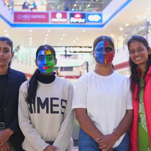 वाराणसी में फेस पेंटिंग ने पेश किया सांस्कृतिक एकता का अनोखा चेहरा