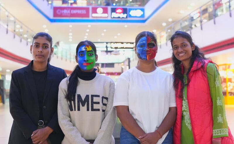 वाराणसी में फेस पेंटिंग ने पेश किया सांस्कृतिक एकता का अनोखा चेहरा
