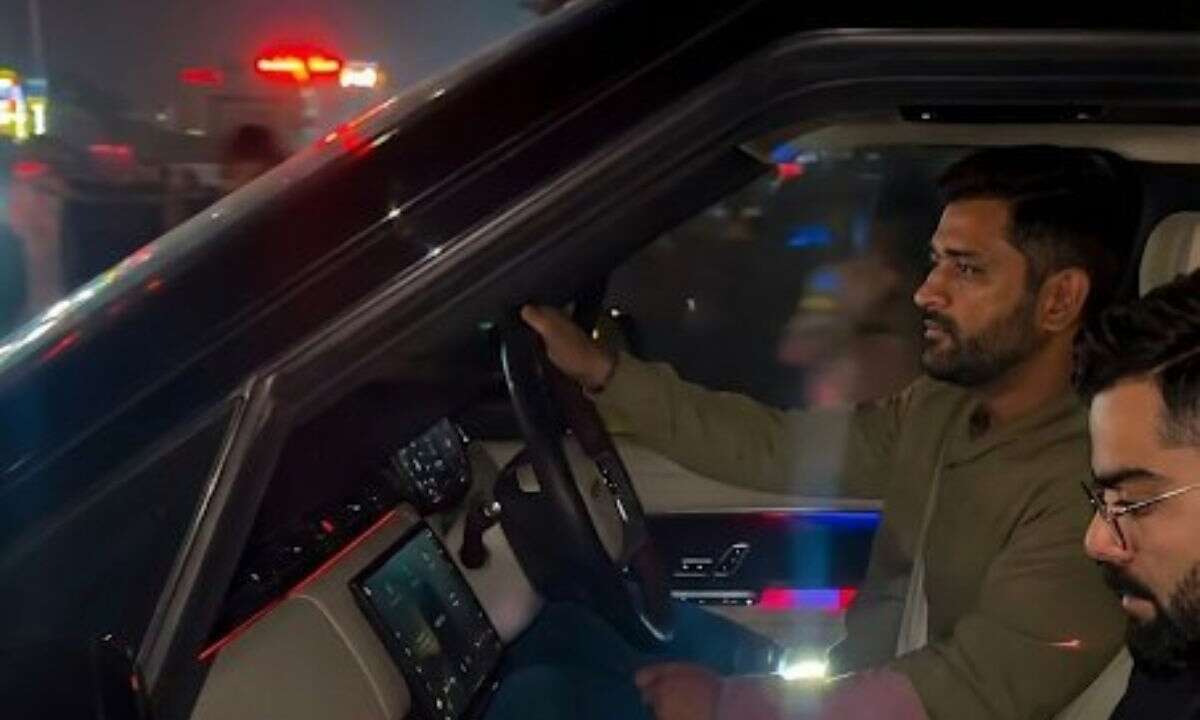 मैच से पहले रांची में ‘माहीराट’ डिनर,  फैन्स उमड़े लम्हों को मोबाइल में  कैच करने