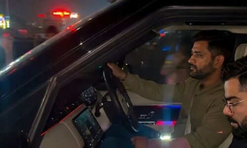 मैच से पहले रांची में ‘माहीराट’ डिनर,  फैन्स उमड़े लम्हों को मोबाइल में  कैच करने