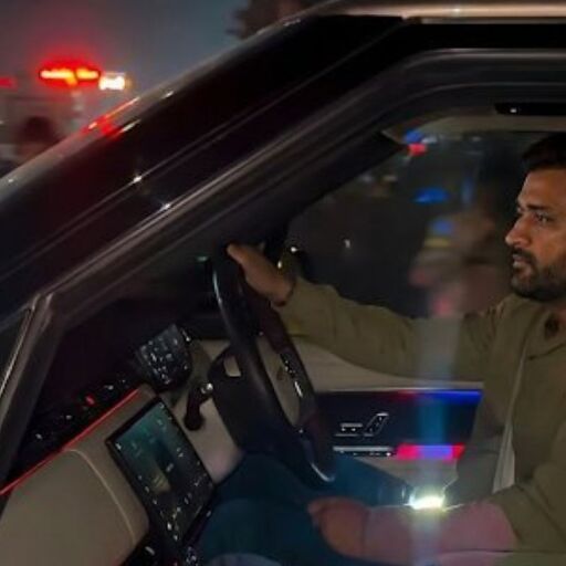 मैच से पहले रांची में ‘माहीराट’ डिनर, फैन्स उमड़े लम्हों को मोबाइल में कैच करने मैच से पहले रांची में ‘माहीराट’ डिनर, फैन्स उमड़े लम्हों को मोबाइल में कैच करने