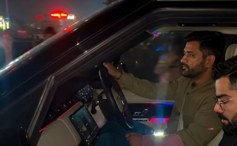 मैच से पहले रांची में ‘माहीराट’ डिनर,  फैन्स उमड़े लम्हों को मोबाइल में  कैच करने