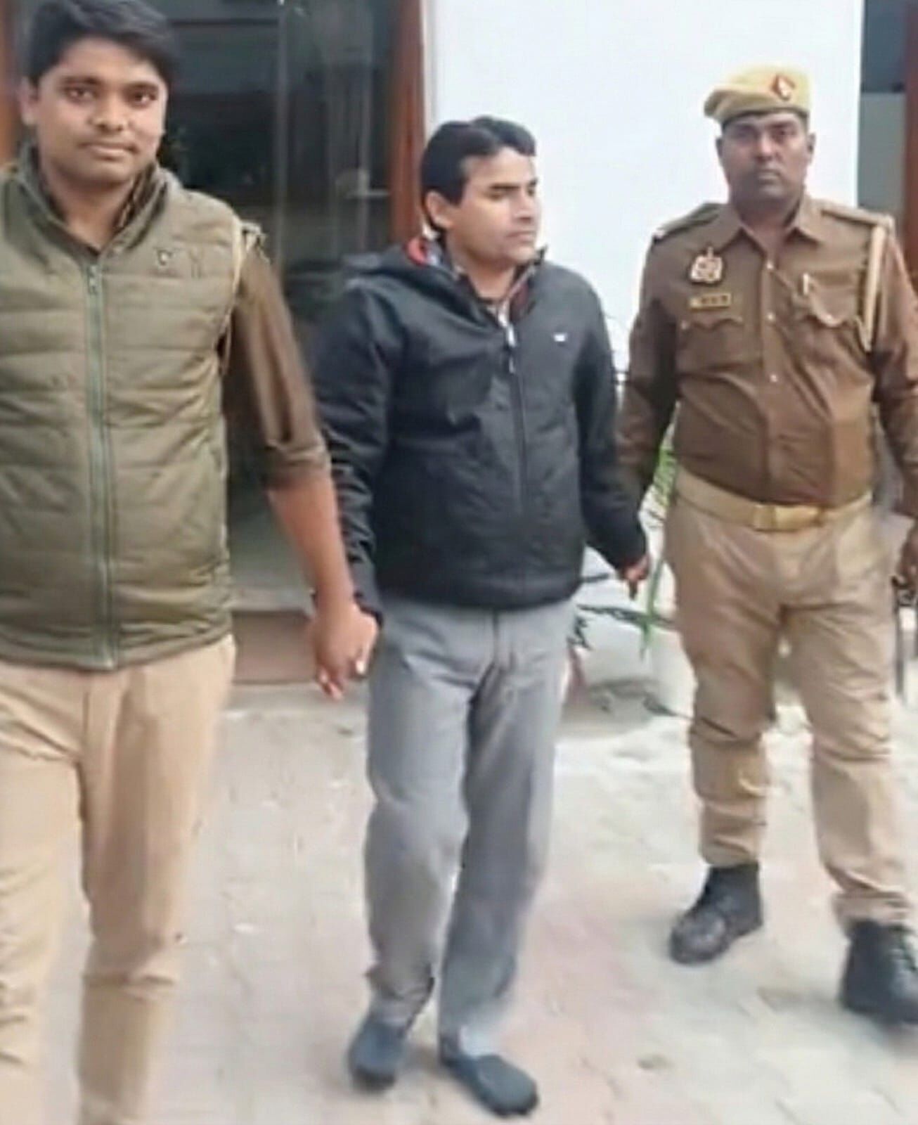 बच्चों को नैतिक शिक्षा देने वाला शिक्षक प्राइवेट पार्ट में डिवाइस छिपाकर पहुंचा परीक्षा देने बच्चों को नैतिक शिक्षा देने वाला शिक्षक प्राइवेट पार्ट में डिवाइस छिपाकर पहुंचा परीक्षा देने