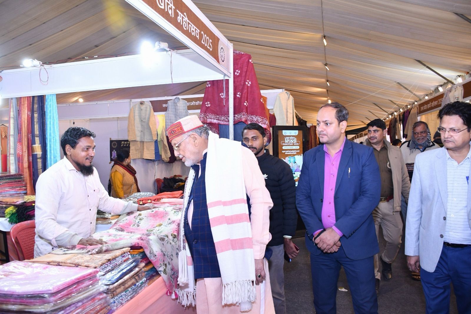 युवाओं की खास पसंद बनी खादी, महोत्सव में 3.20 करोड़ की रिकॉर्ड बिक्री