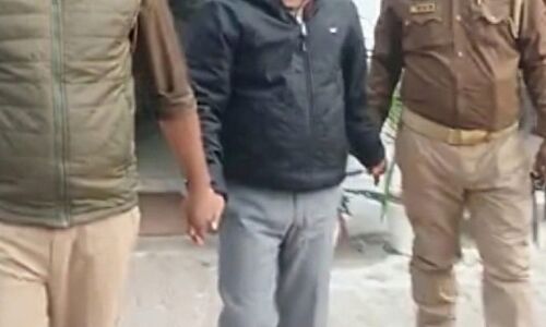 बच्चों को नैतिक शिक्षा देने वाला शिक्षक प्राइवेट पार्ट में डिवाइस छिपाकर पहुंचा परीक्षा देने