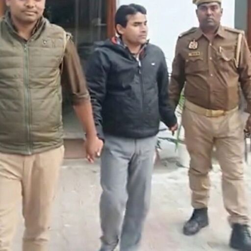 बच्चों को नैतिक शिक्षा देने वाला शिक्षक प्राइवेट पार्ट में डिवाइस छिपाकर पहुंचा परीक्षा देने बच्चों को नैतिक शिक्षा देने वाला शिक्षक प्राइवेट पार्ट में डिवाइस छिपाकर पहुंचा परीक्षा देने