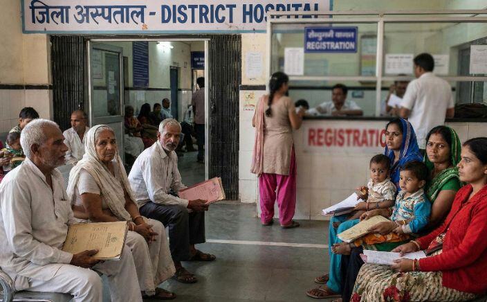 ज्यों ज्यों दवा की मुफलिसी बढ़ती गई, इलाज की बढ़ती कीमतें धकेल रहीं डेढ़ अरब आबादी को गरीबी की ओर