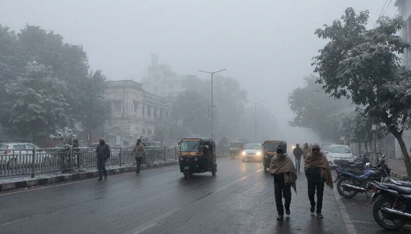 झारखंड में पारा लुढ़का: कड़ाके की ठंड ने बढ़ाई लोगों की मुश्किलें झारखंड में पारा लुढ़का: कड़ाके की ठंड ने बढ़ाई लोगों की मुश्किलें