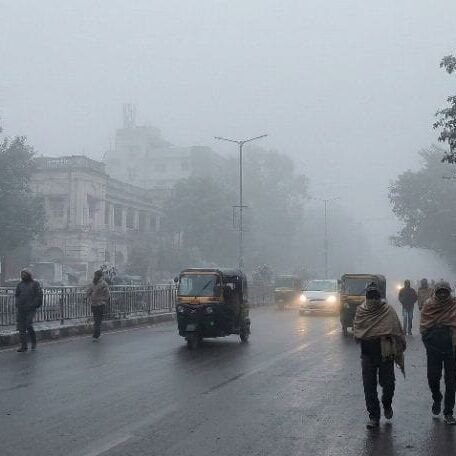 झारखंड में पारा लुढ़का: कड़ाके की ठंड ने बढ़ाई लोगों की मुश्किलें झारखंड में पारा लुढ़का: कड़ाके की ठंड ने बढ़ाई लोगों की मुश्किलें