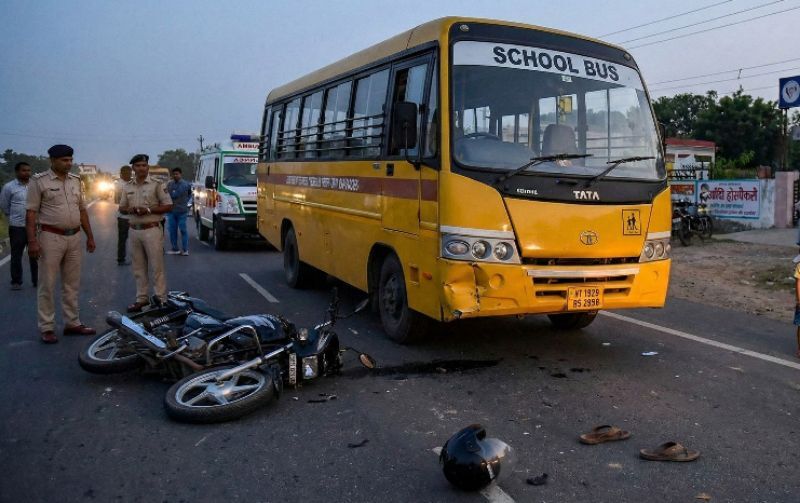 वाराणसी: चौबेपुर बाईपास पर तेज रफ्तार स्कूल बस ने युवक को कुचला, मौत वाराणसी: चौबेपुर बाईपास पर तेज रफ्तार स्कूल बस ने युवक को कुचला, मौत