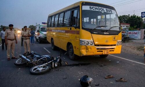 वाराणसी: चौबेपुर बाईपास पर तेज रफ्तार स्कूल बस ने युवक को कुचला, मौत वाराणसी: चौबेपुर बाईपास पर तेज रफ्तार स्कूल बस ने युवक को कुचला, मौत