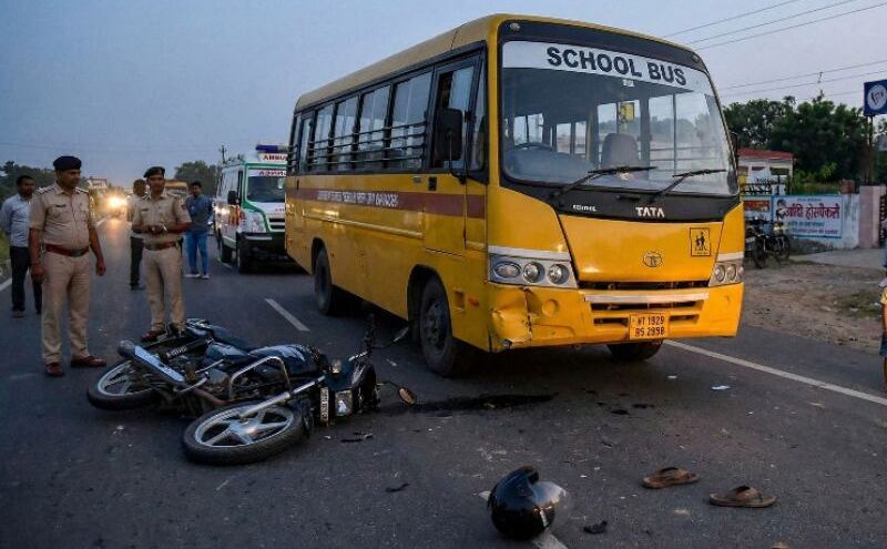 वाराणसी: चौबेपुर बाईपास पर तेज रफ्तार स्कूल बस ने युवक को कुचला, मौत