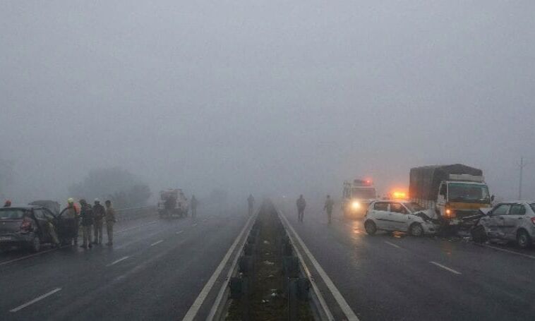 घने कोहरे की चादर में एक्सप्रेसवे पर मौत का सफर, अमरोहा में गई एक जान, ग्रेटर नोएडा में आपस में टकराईं गाड़ियां