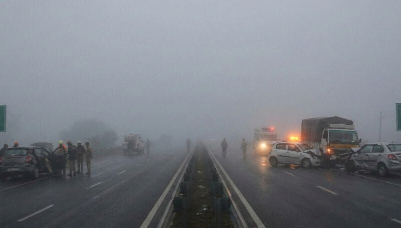 घने कोहरे की चादर में एक्सप्रेसवे पर मौत का सफर, अमरोहा में गई एक जान, ग्रेटर नोएडा में आपस में टकराईं गाड़ियां घने कोहरे की चादर में एक्सप्रेसवे पर मौत का सफर, अमरोहा में गई एक जान, ग्रेटर नोएडा में आपस में टकराईं गाड़ियां