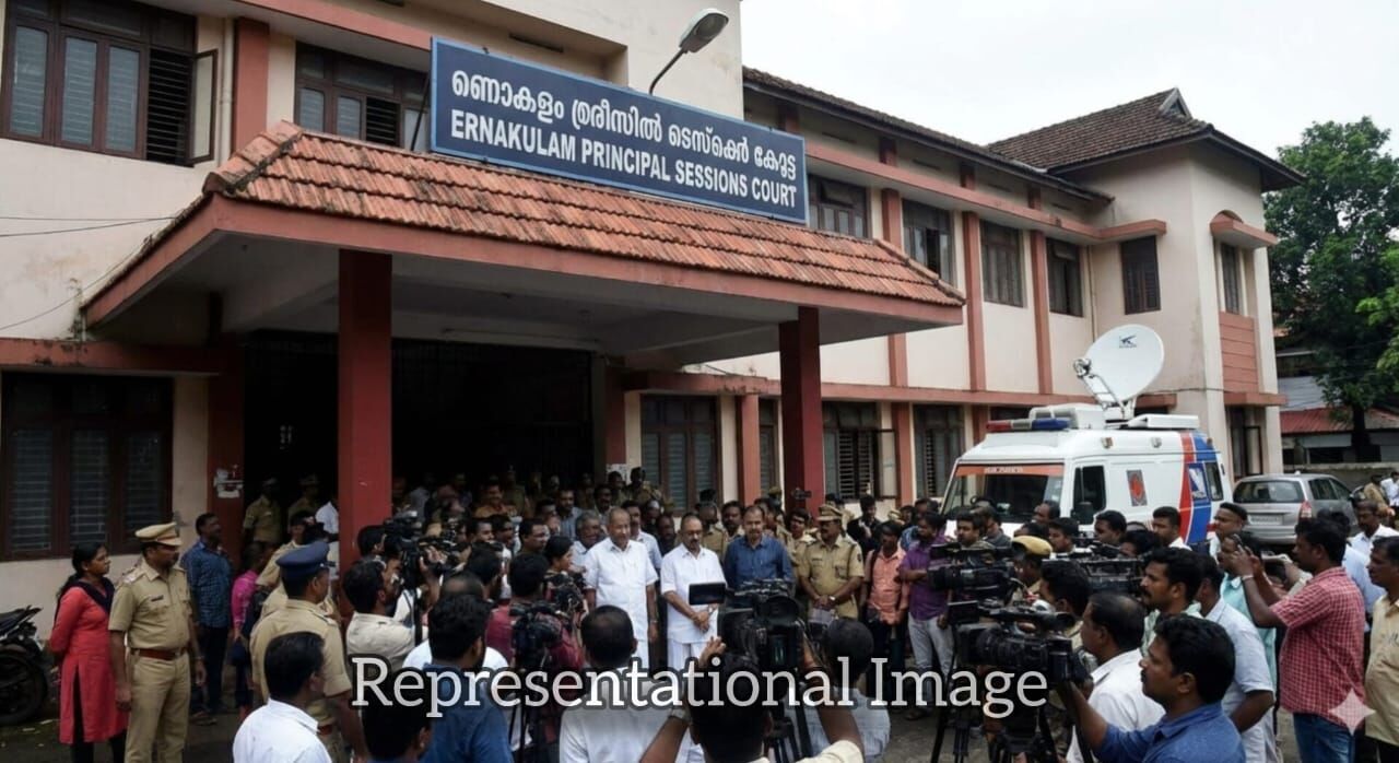 2017 अभिनेत्री हमले मामले में बड़ा फैसला, एर्नाकुलम सेशंस कोर्ट ने छह दोषियों को सुनाई 20 साल की कठोर कैद 2017 अभिनेत्री हमले मामले में बड़ा फैसला, एर्नाकुलम सेशंस कोर्ट ने छह दोषियों को सुनाई 20 साल की कठोर कैद