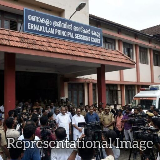 2017 अभिनेत्री हमले मामले में बड़ा फैसला, एर्नाकुलम सेशंस कोर्ट ने छह दोषियों को सुनाई 20 साल की कठोर कैद 2017 अभिनेत्री हमले मामले में बड़ा फैसला, एर्नाकुलम सेशंस कोर्ट ने छह दोषियों को सुनाई 20 साल की कठोर कैद