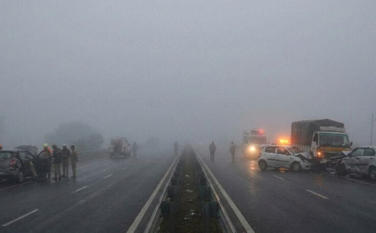 घने कोहरे की चादर में एक्सप्रेसवे पर मौत का सफर, अमरोहा में गई एक जान, ग्रेटर नोएडा में आपस में टकराईं गाड़ियां